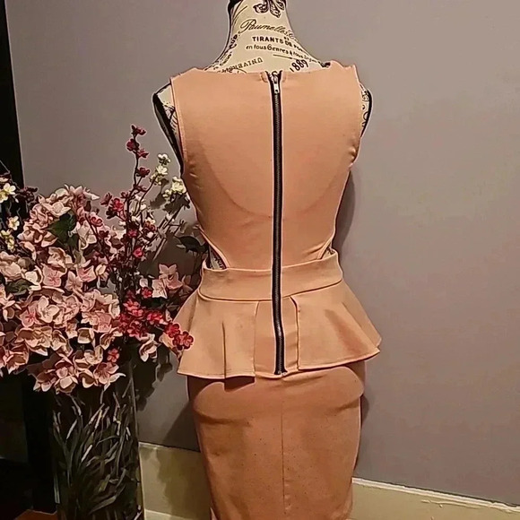 Light peach Charlotte russe dress - Picture 3 of 4